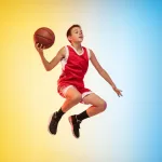 portrait-pied-jeune-basketteur-ballon-fond-degrade